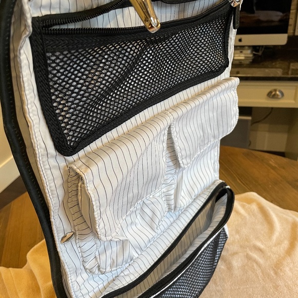 Moore & Giles Austin Hanging Leather Wash Kit - Picture 4 of 7